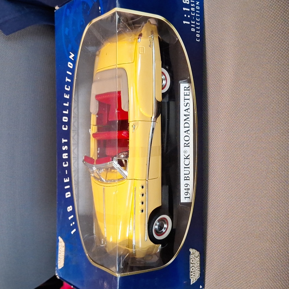 1949 Buick Roadmaster Convertible. 1:18 Scale Die-cast Model Car by MotorMax